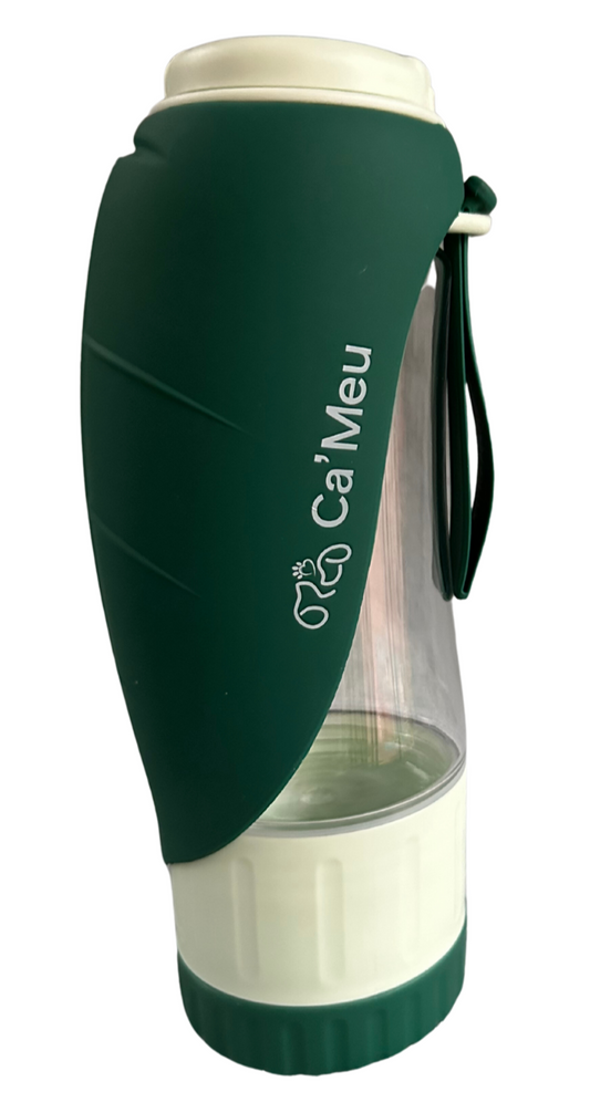 Garrafa Duo Pets verde fechada, em pé, com a folha de silicone e o logo Ca'Meu